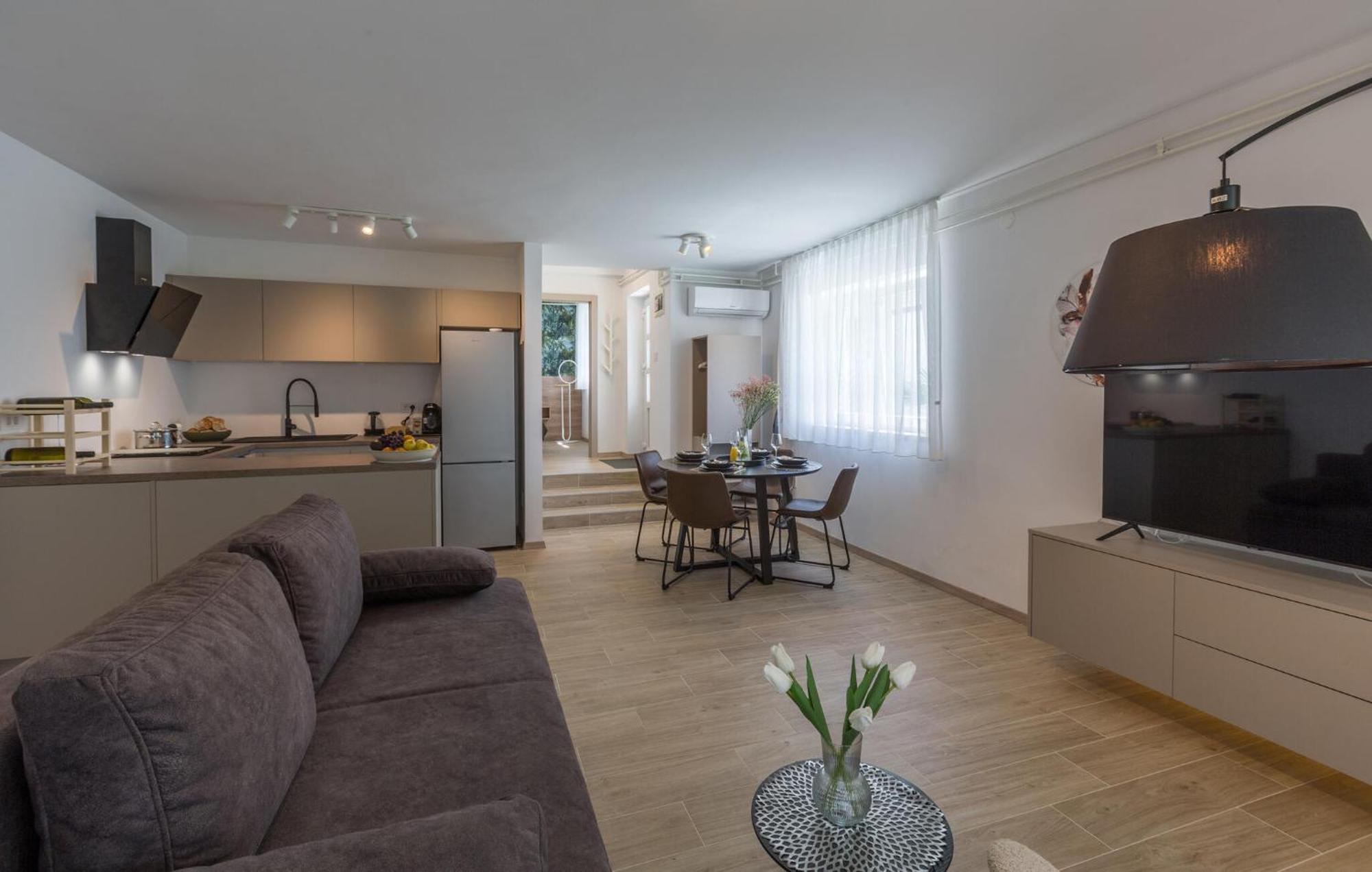 1 Bedroom Beautiful Apartment In Πόρετς Εξωτερικό φωτογραφία